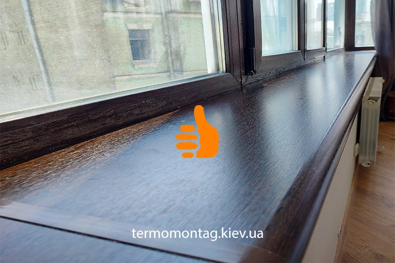 Подоконник Plastolit который смонтировали наши специалисты при помощи технологии тёплый монтаж