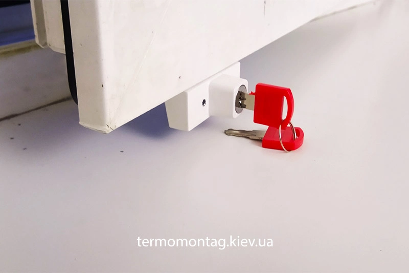 Монтаж дитячих замків на вікна